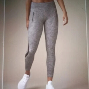 Lululemon invigorate 7/8 tight 25" leggings size 2 women